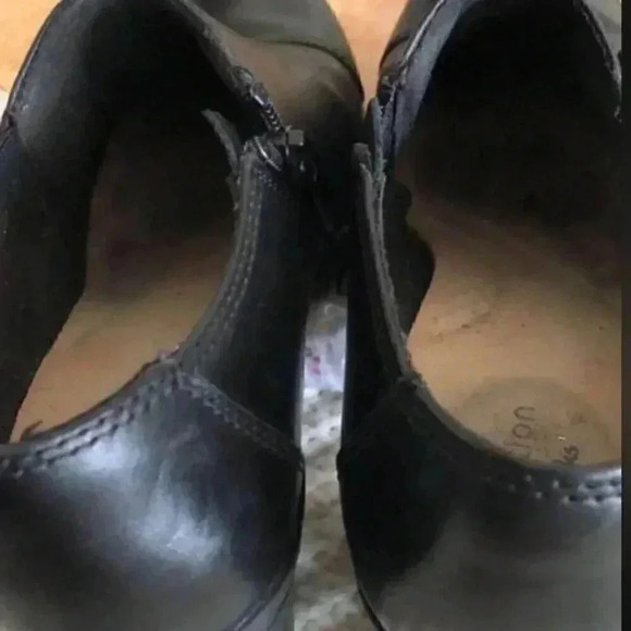Clarks Cropped Bootie Size 6 - Picture 4 of 5